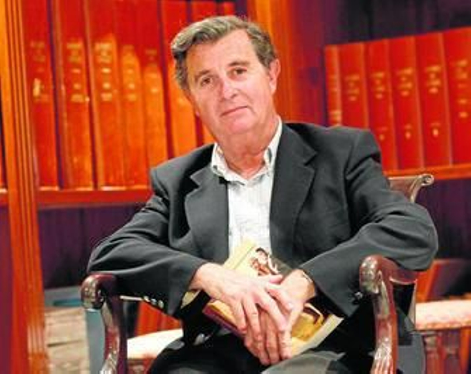 José María García León, con un ejemplar de uno de los volúmenes de su obra en las manos.