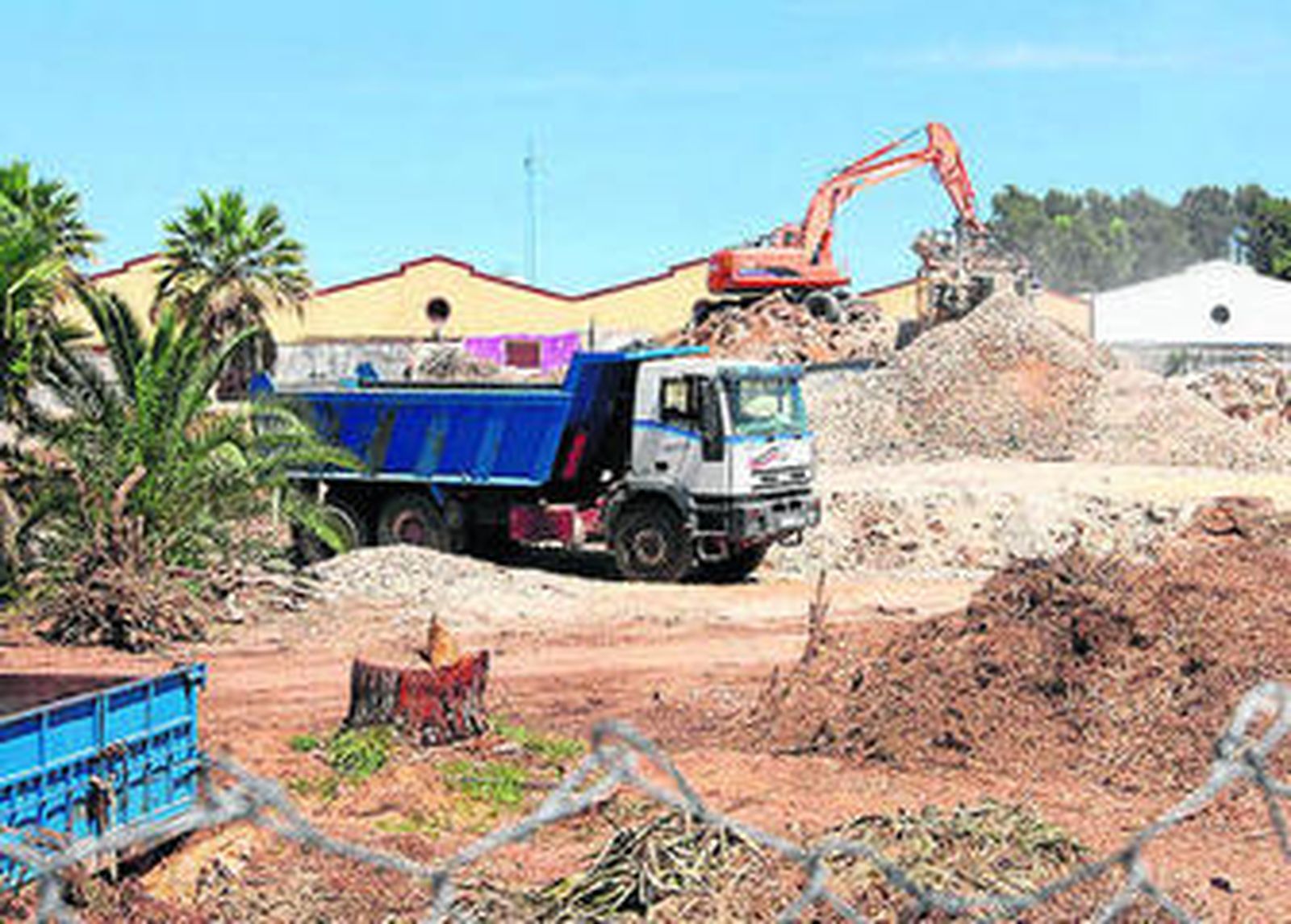 Las obras han comenzado con el derribo del night club que ocupaba el solar.