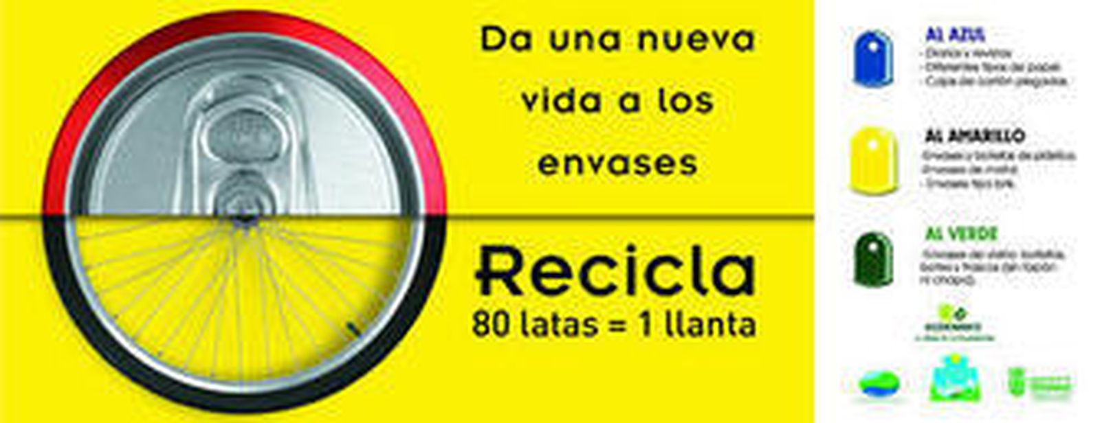 Un coche atraviesa una zona anegada de una barriada algecireña, durante el pasado fin de semana.