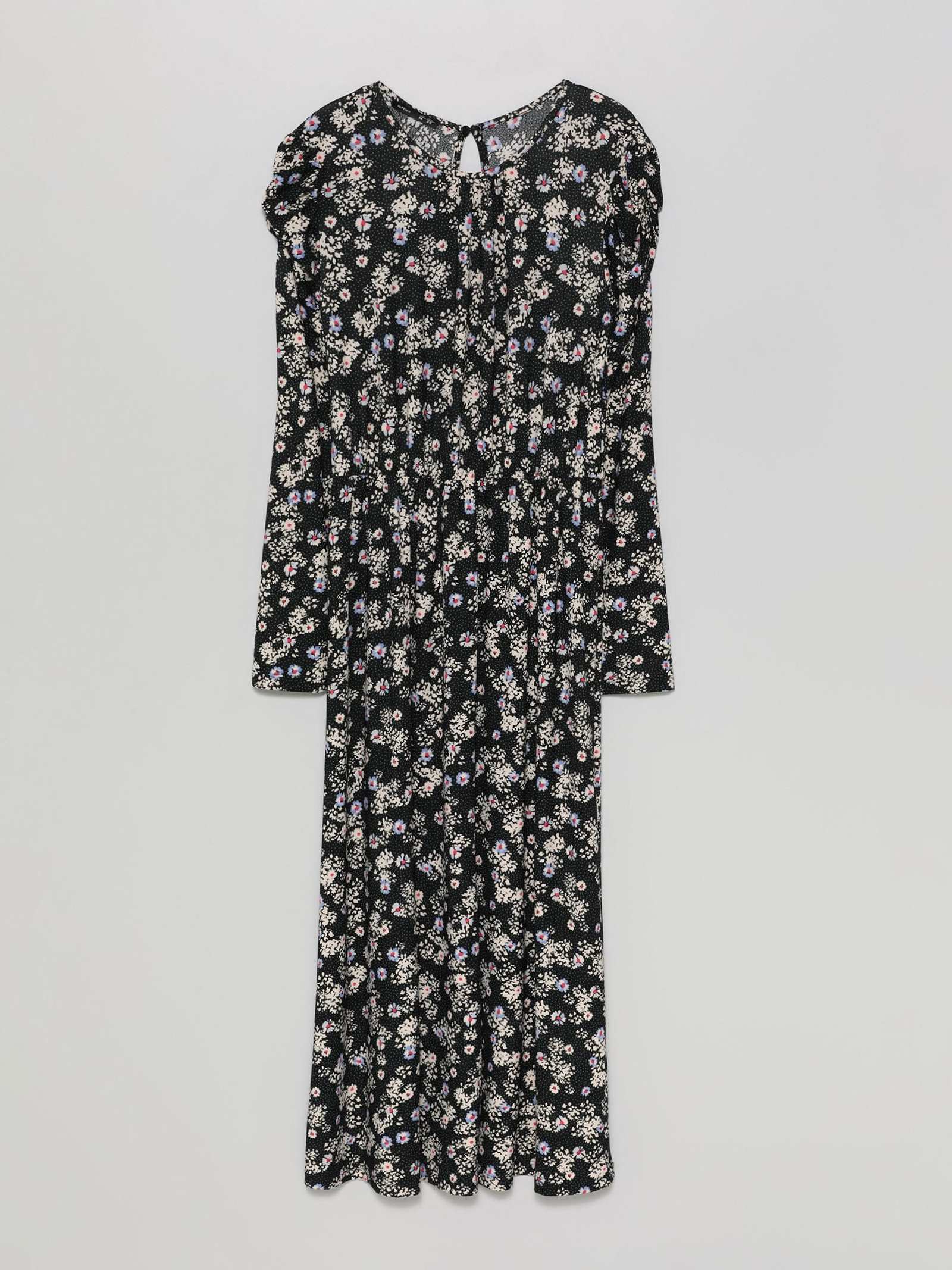 Vestido largo con mangas abullonadas.