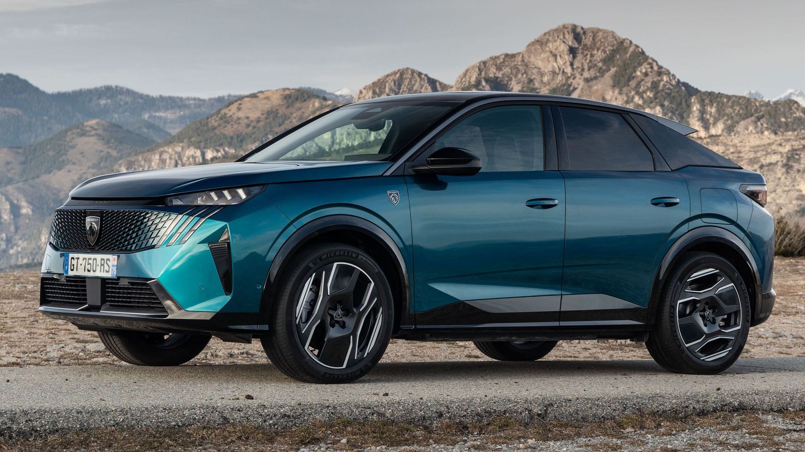 La silueta fastback del 3008 combina eficacia aerodinámica con elegancia.