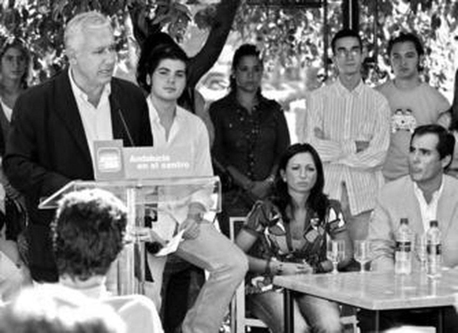 Arenas se dirige a los militantes de Nueva Generaciones en presencia de Nieto y de la presidenta de esta formación, Patricia Navarro.
