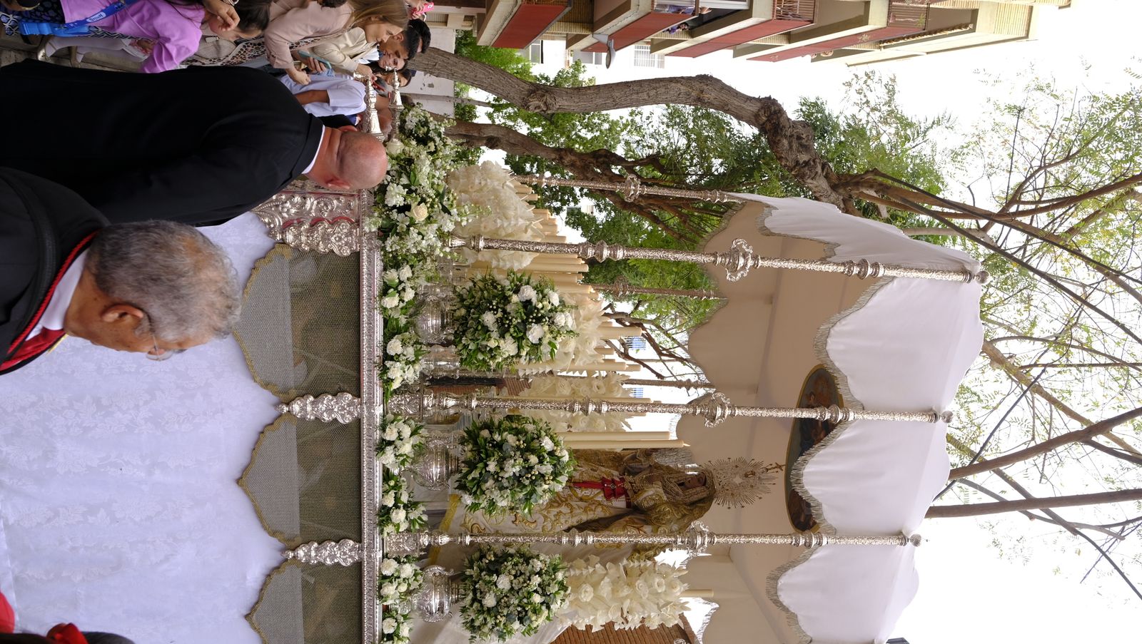 La Borriquita procesiona por las calles de Almería, en imágenes