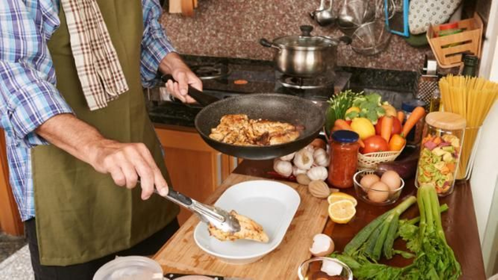 Hombre organizando los menús en la cocina.