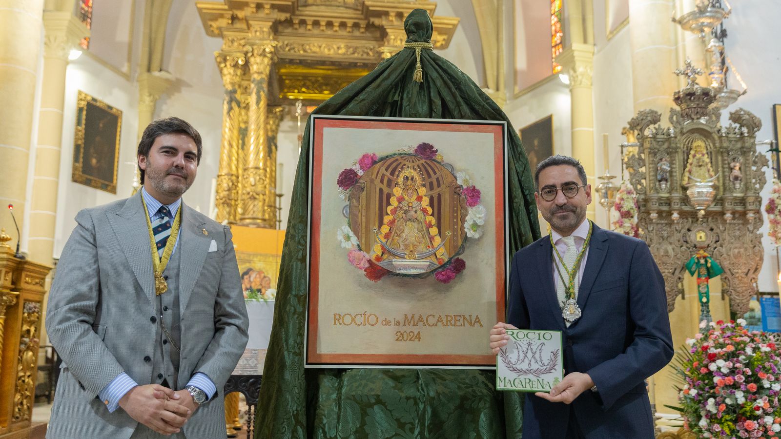 Niebla del Toro entrega a Rodríguez un recuerdo por el cartel
