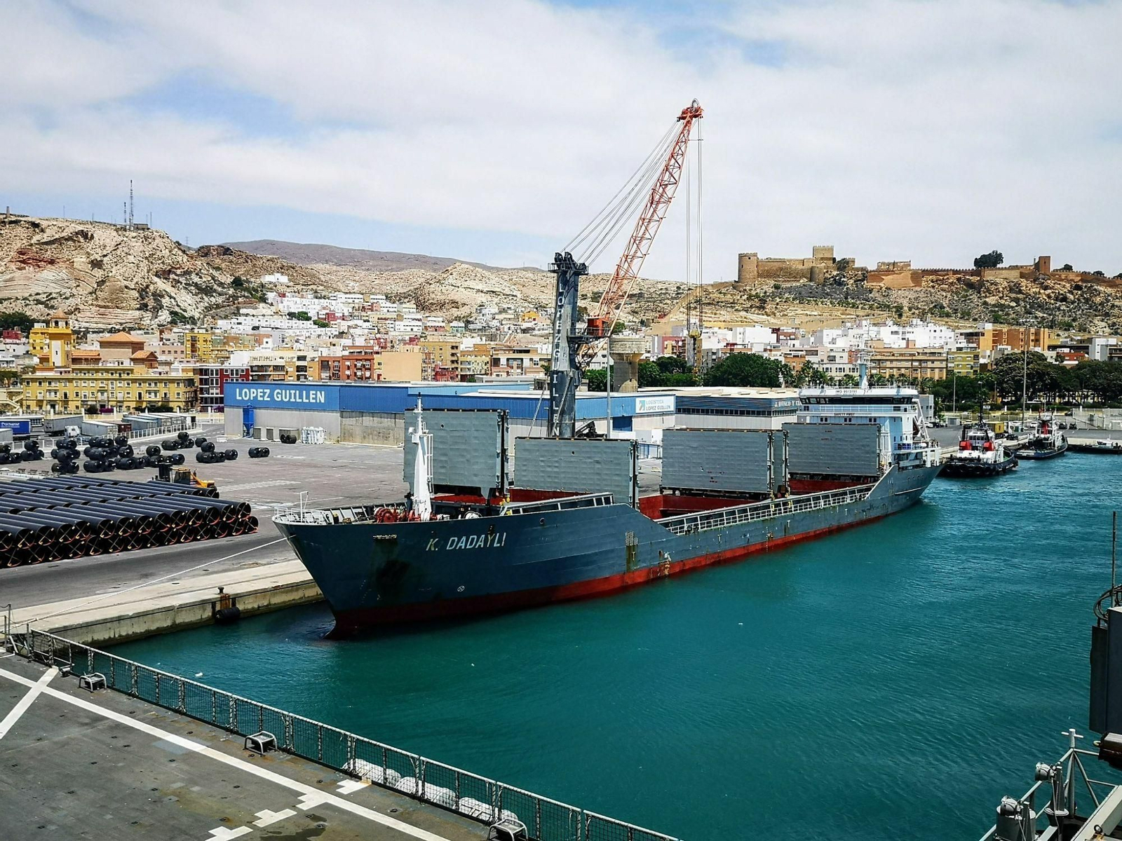 Un barco atracado en el Puerto de Almería mientras carga contenedores.