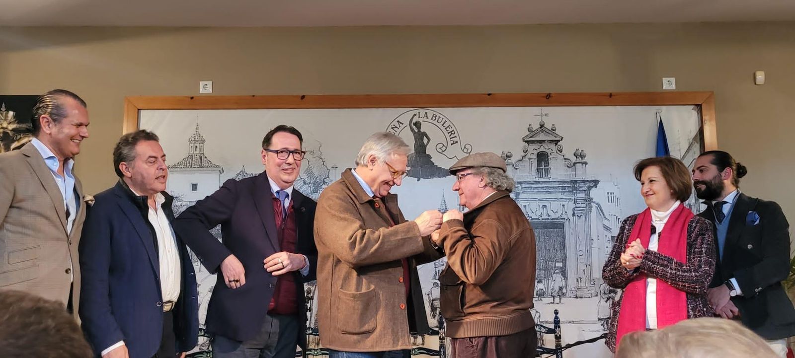 Jesús López recibe la insignia de oro de la Federación de Peñas Flamencas.
