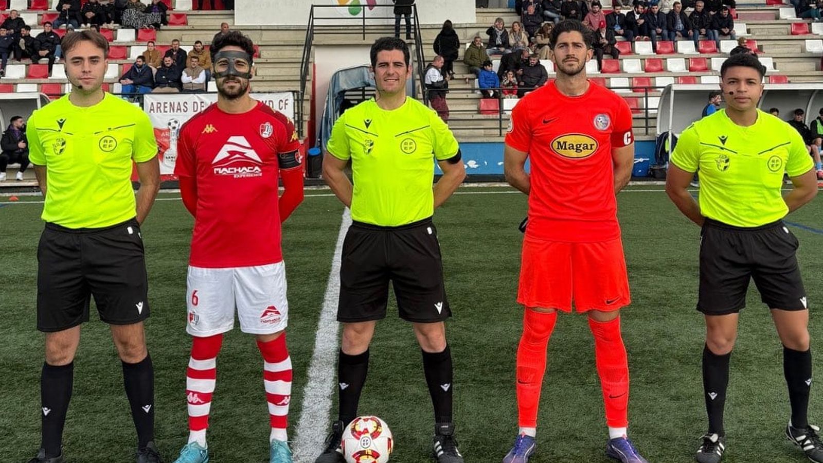 Los capitanes de ambos equipos posan con el trío arbitral antes del comienzo del encuentro disputado en Armilla.