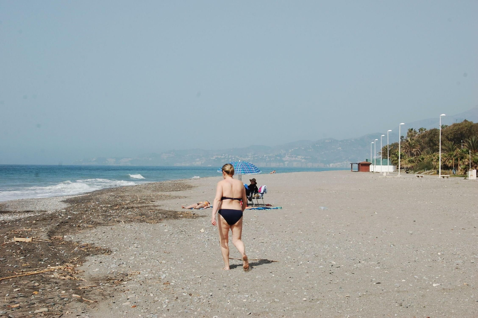 Bañistas en la Costa granadina.