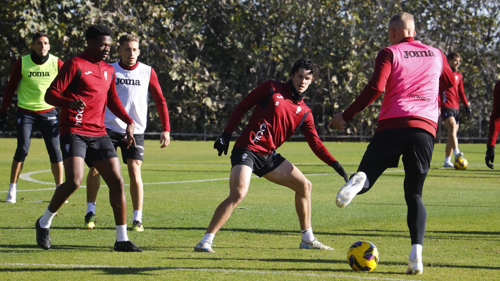 Obolskii es presionado por Jude en un rondo en el entrenamiento del Córdoba CF.