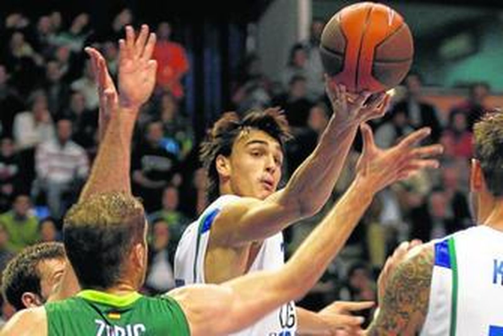 Dario Saric, en un partido en el Carpena la temporada pasada con el KK Zagreb.