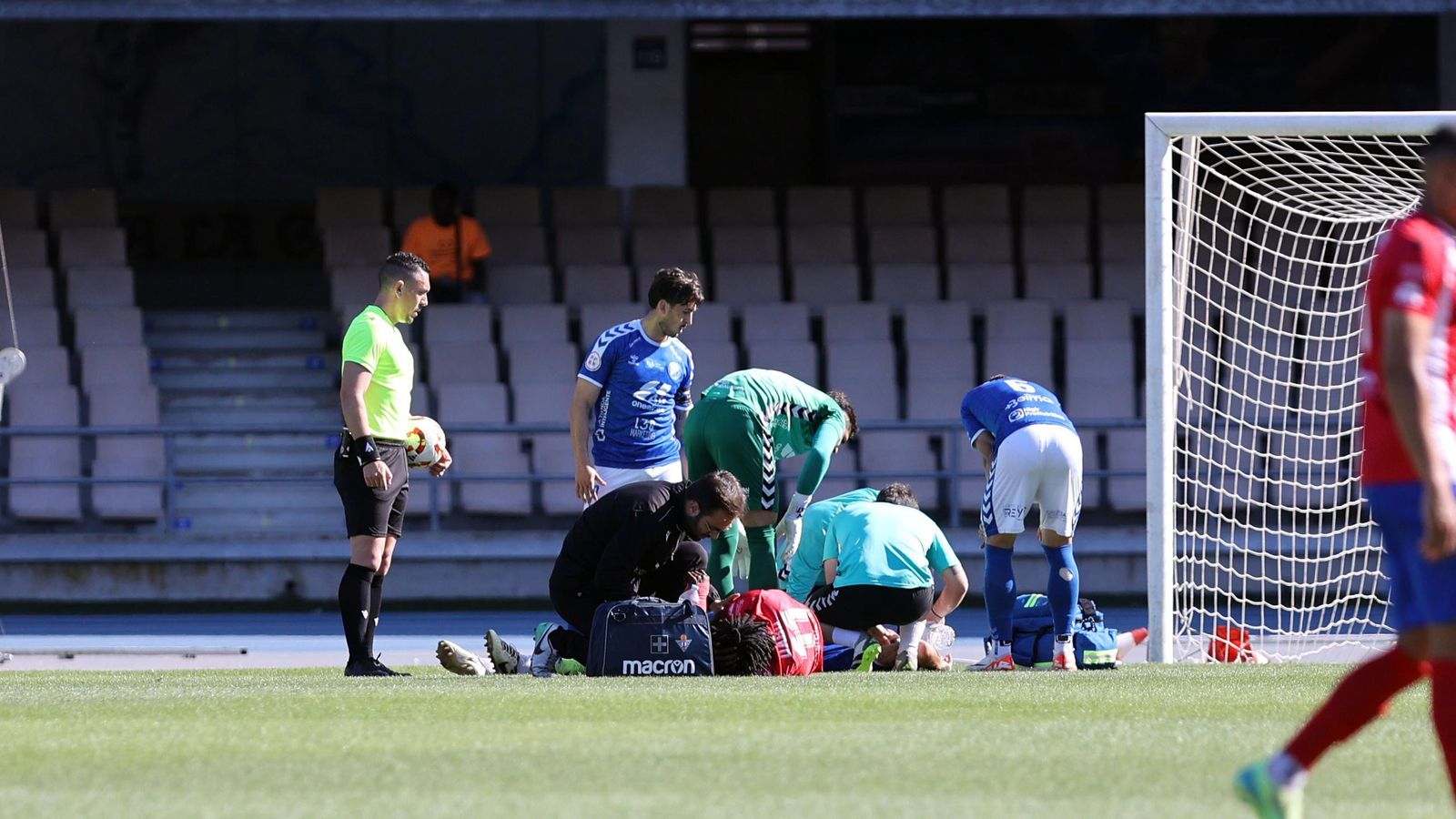Marcelo observa el estado de su compañero Salguero tras un encontronazo con Dabo.