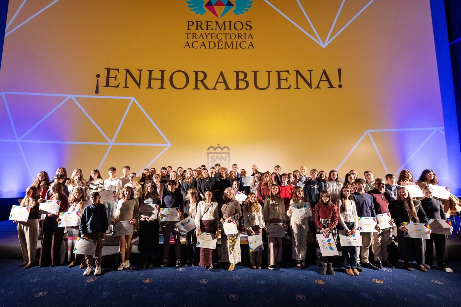 Foto de grupo de los estudiantes galardonados con la alcaldesa y la concejala de Educación.