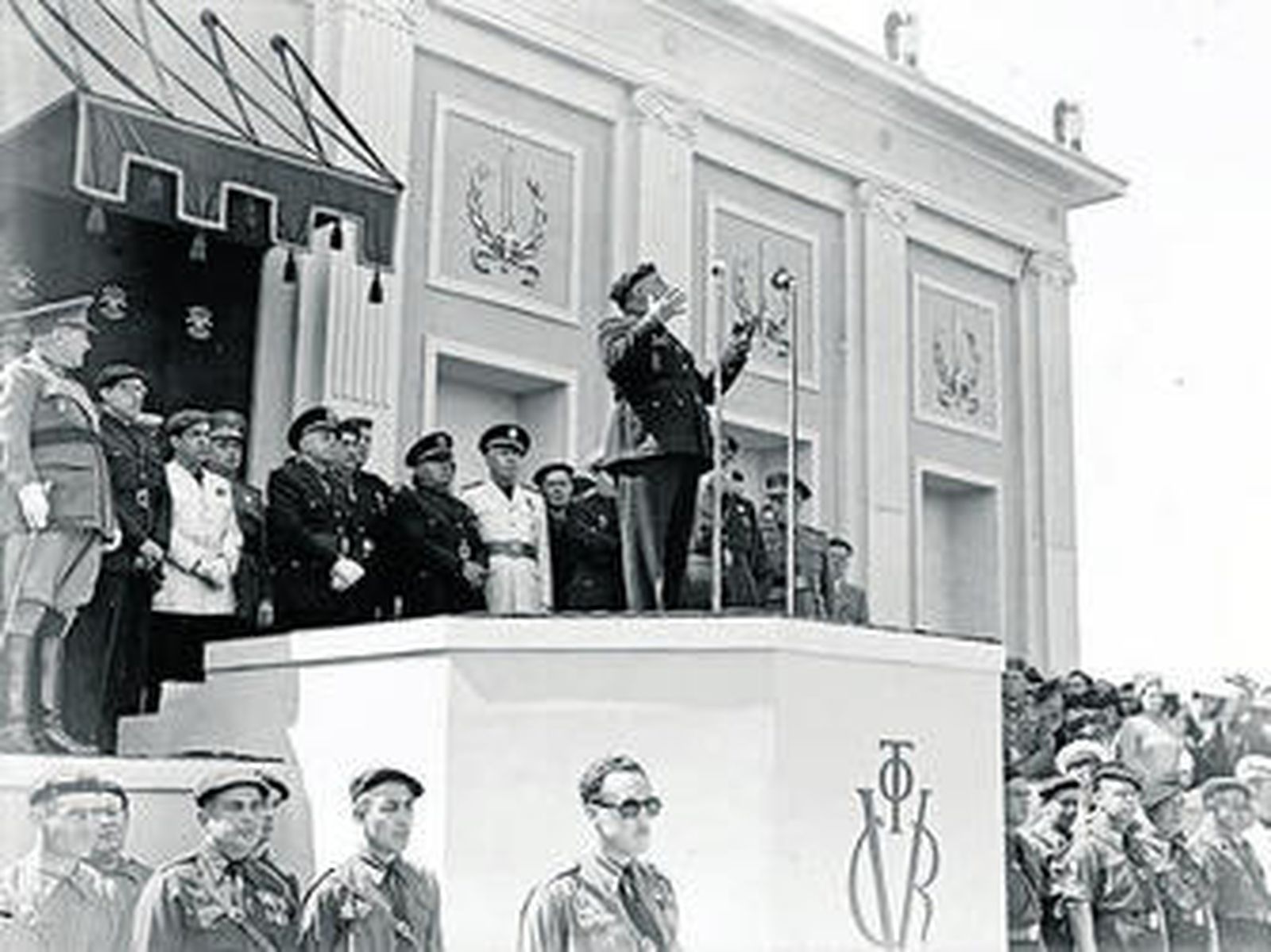 Dos momentos de la visita de Francisco Franco a Huelva.