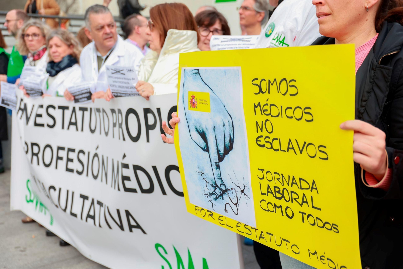 Protesta de los médicos frenet al hospital Virgen Macarena por el Estatuto Marco.