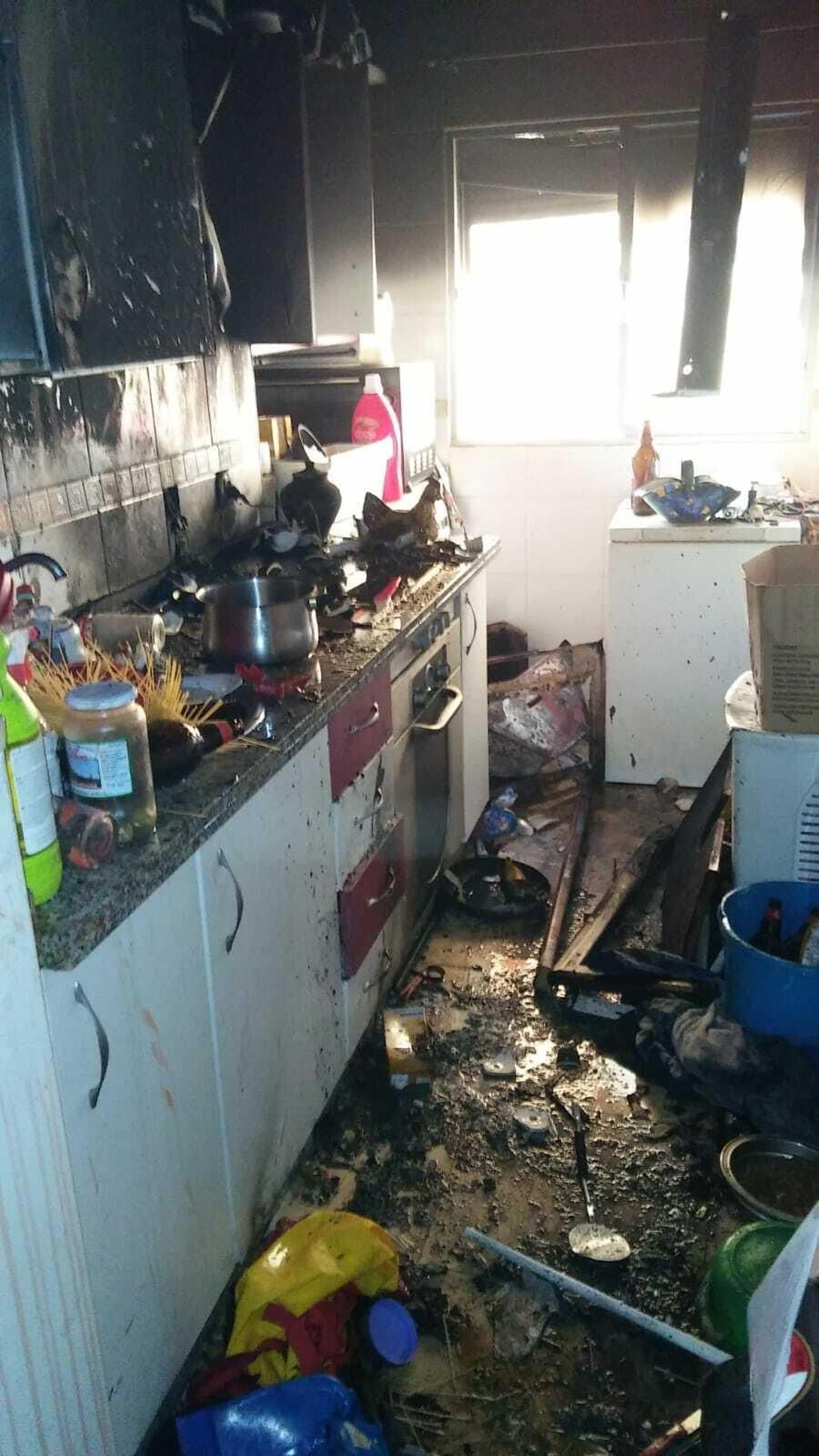 Estado en el quedó la cocina, donde se originó el incendio.