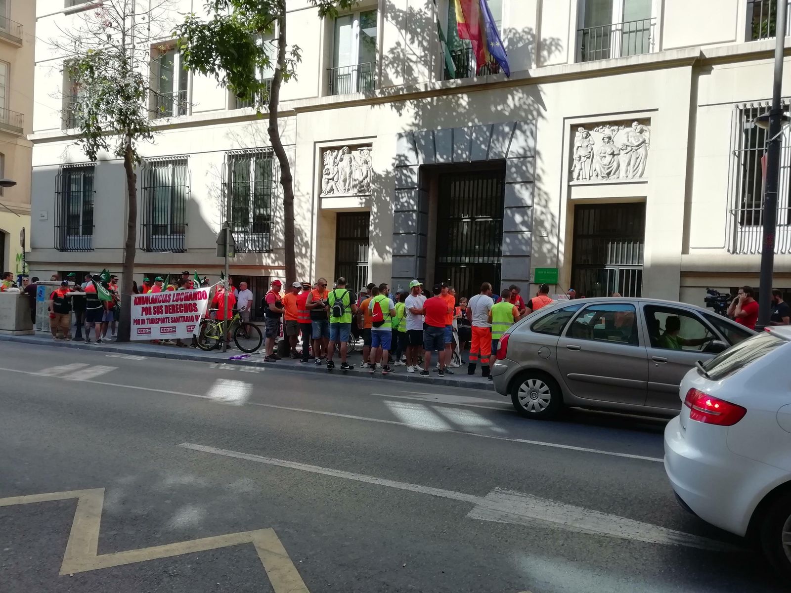 Protesta de los trabajadores de ambulancias ante la Delegación de Salud.