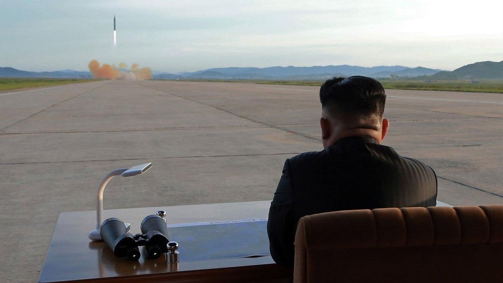 Kim Jong un observa el lanzamiento de un misil.
