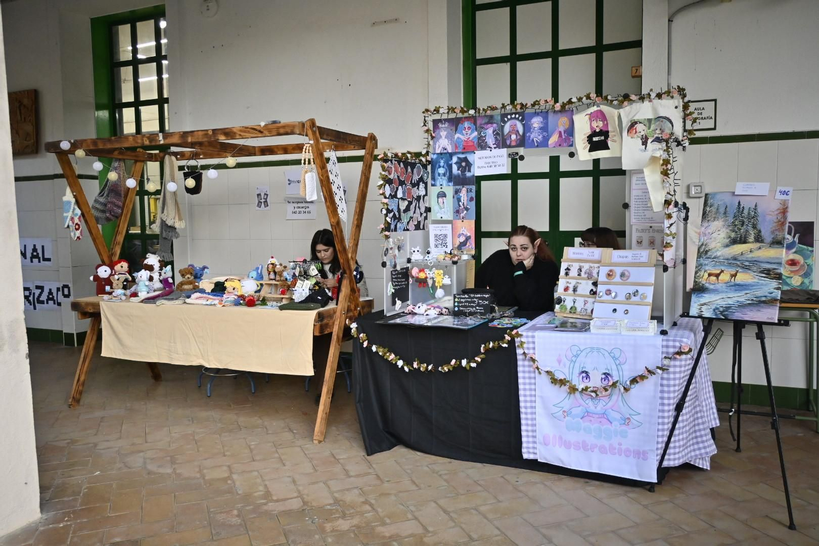 Imágenes del tradicional mercadillo de navidad de la escuela de arte León Ortega