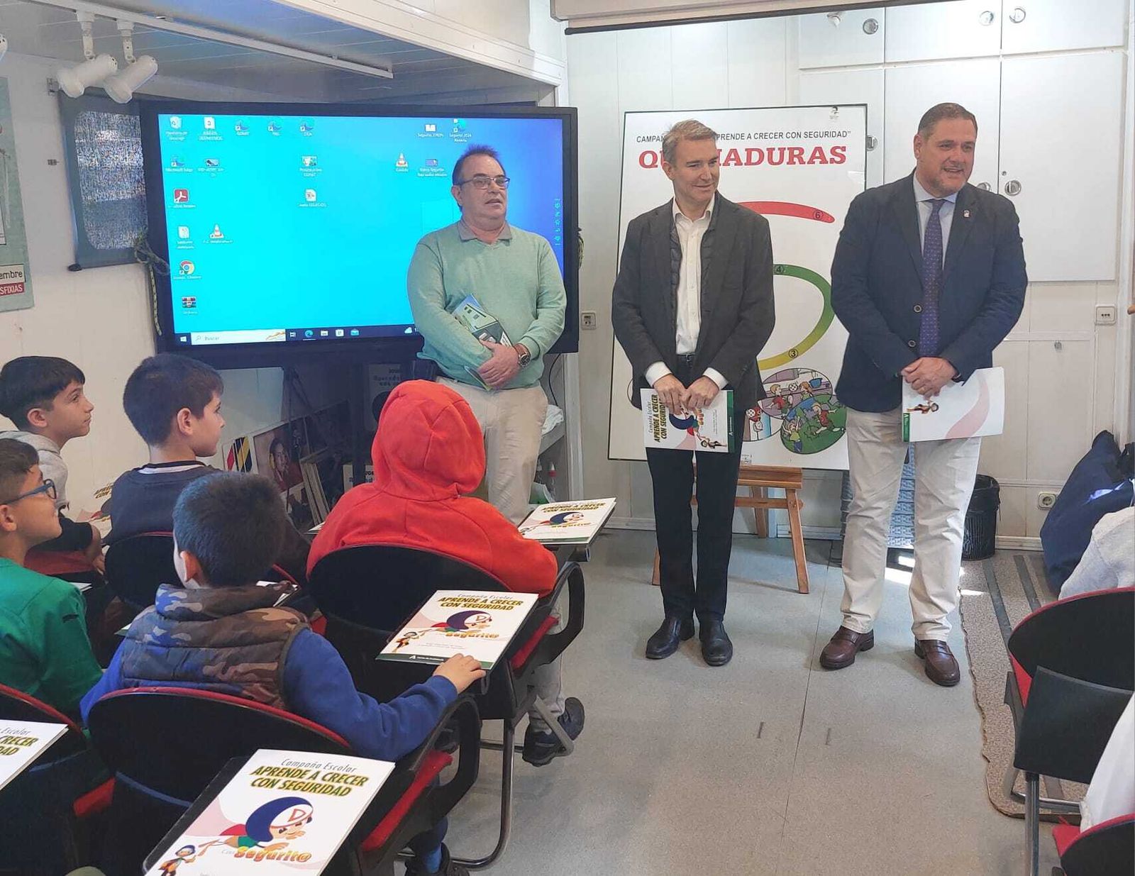 El delegado de Empleo y el delegado de Desarrollo Educativo de la Junta de Andalucía durante la jornada que ha tenido lugar hoy con escolares para enseñarles a identificar y prevenir riesgos y accidentes