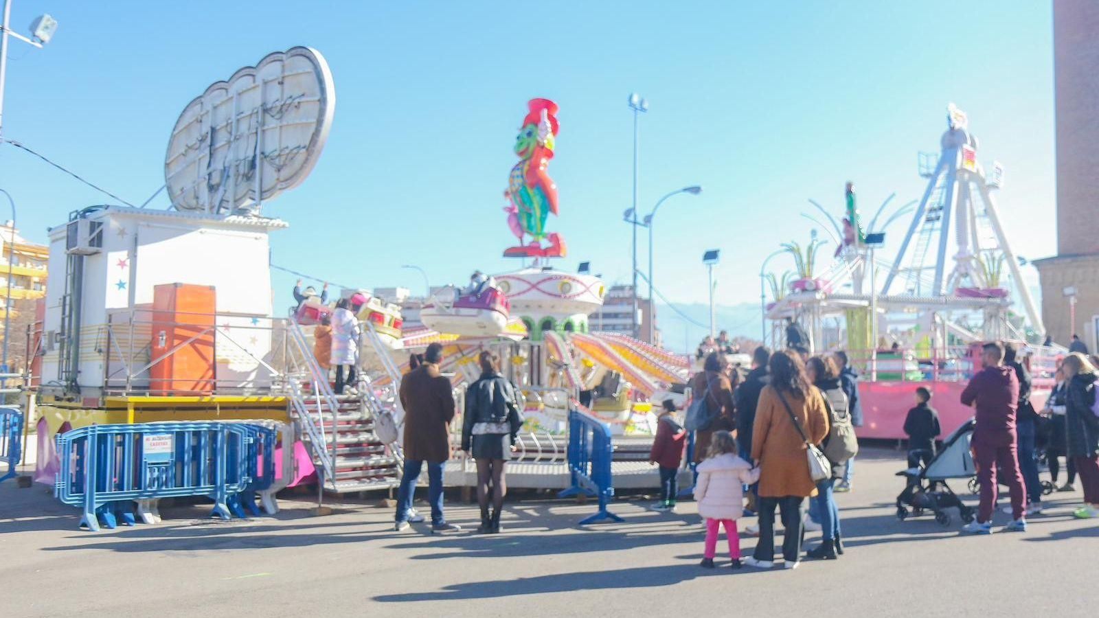 Los columpios en la explanada exterior de Juveándalus