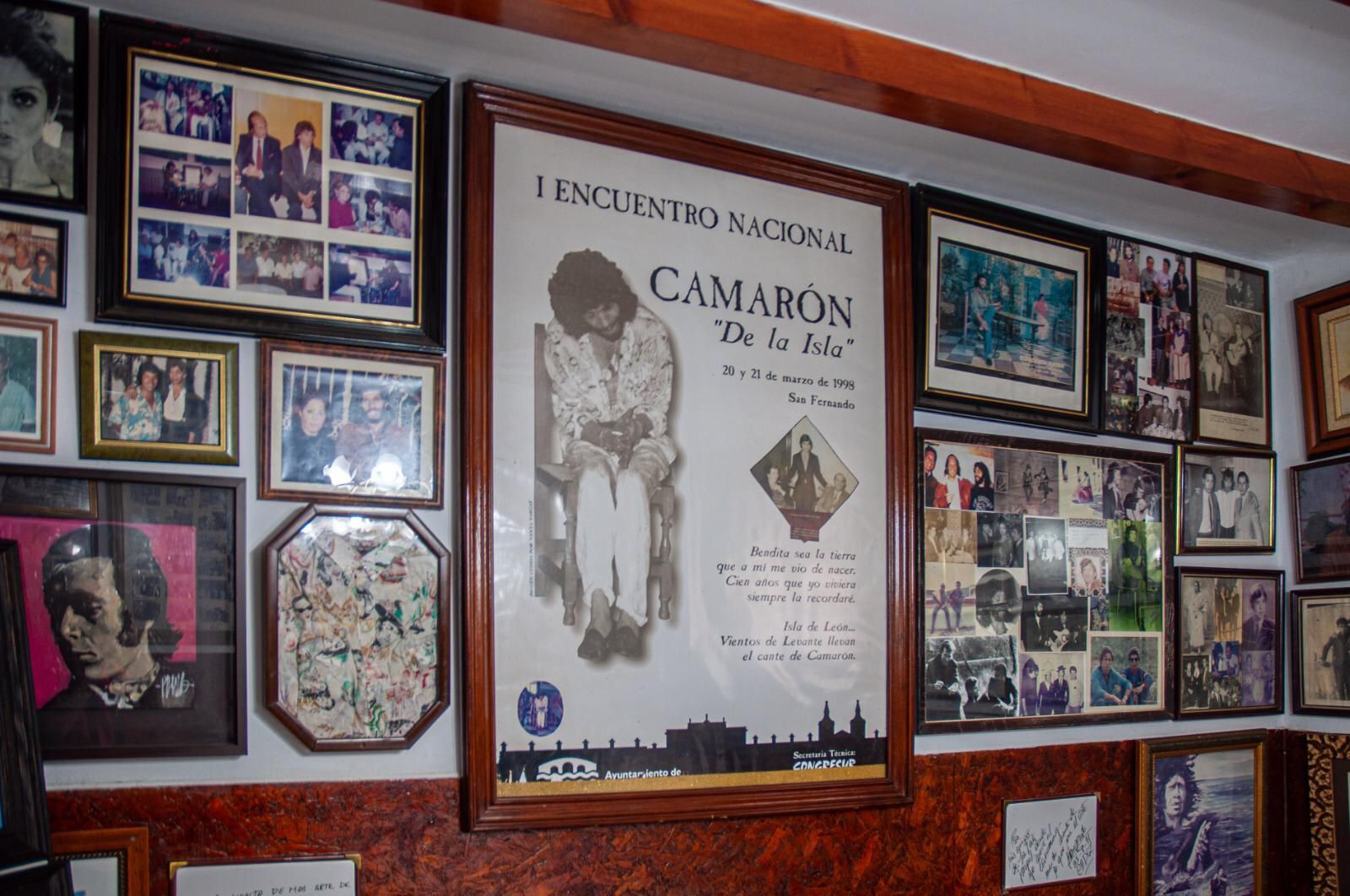 La camisa diseñada por Francis Montesinos junto a un cartel y varias fotos en las que se ve a Camarón con dicha prenda.