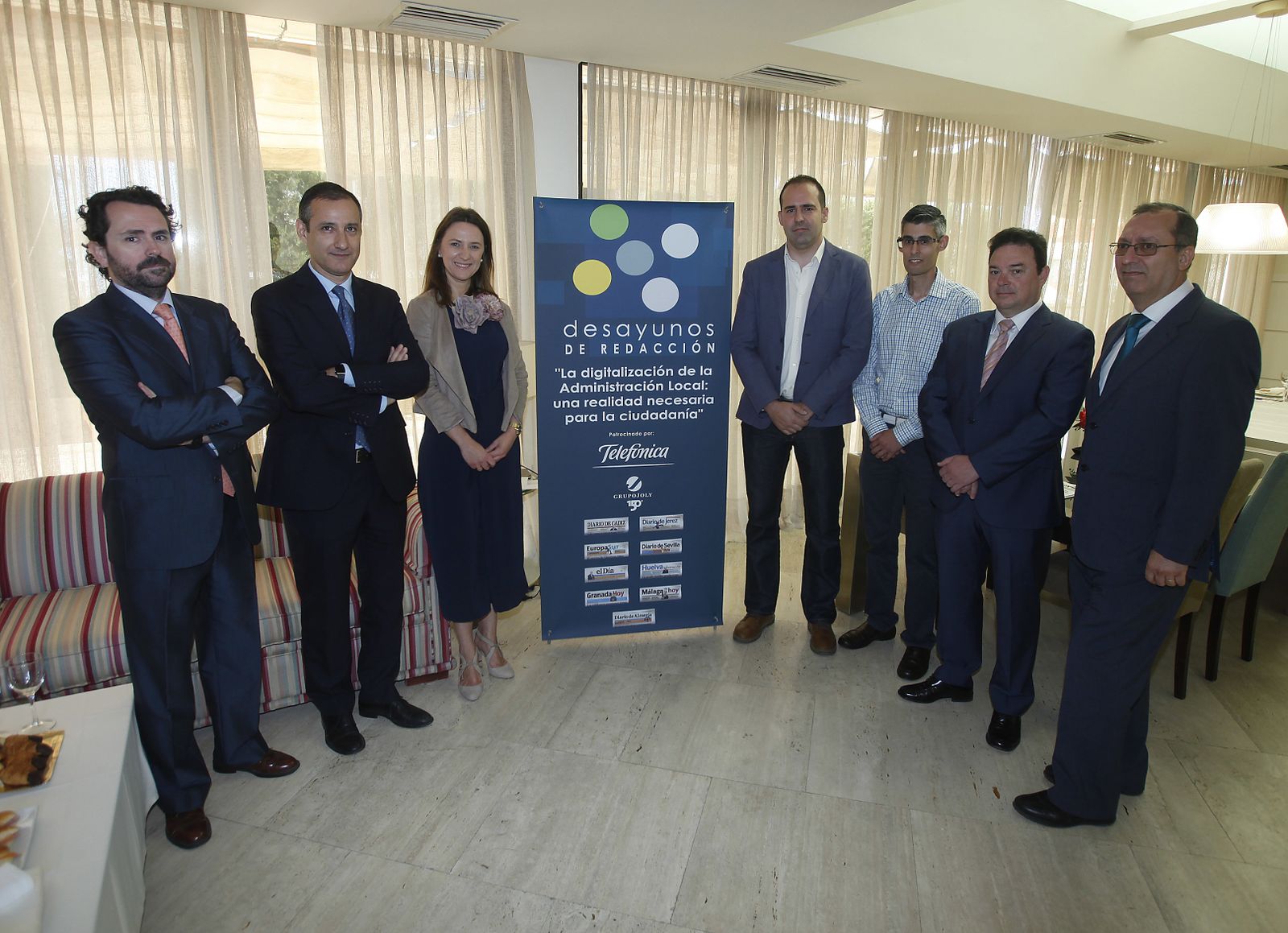 El moderador, Jesús Ollero, Juan José Muñoz, María Jesús Riego, Juan José Suárez, Francisco José Barroso, Joaquín Guerrero y José Antonio Domínguez.