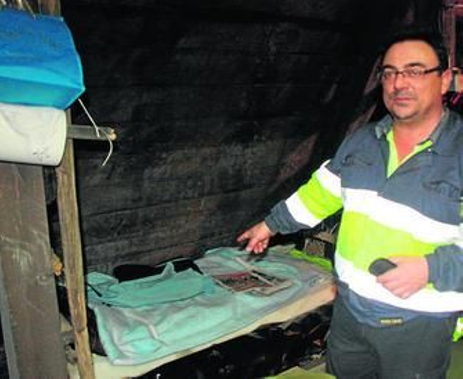 Un minero muestra el camastro que utiliza durante el encierro en la mina.