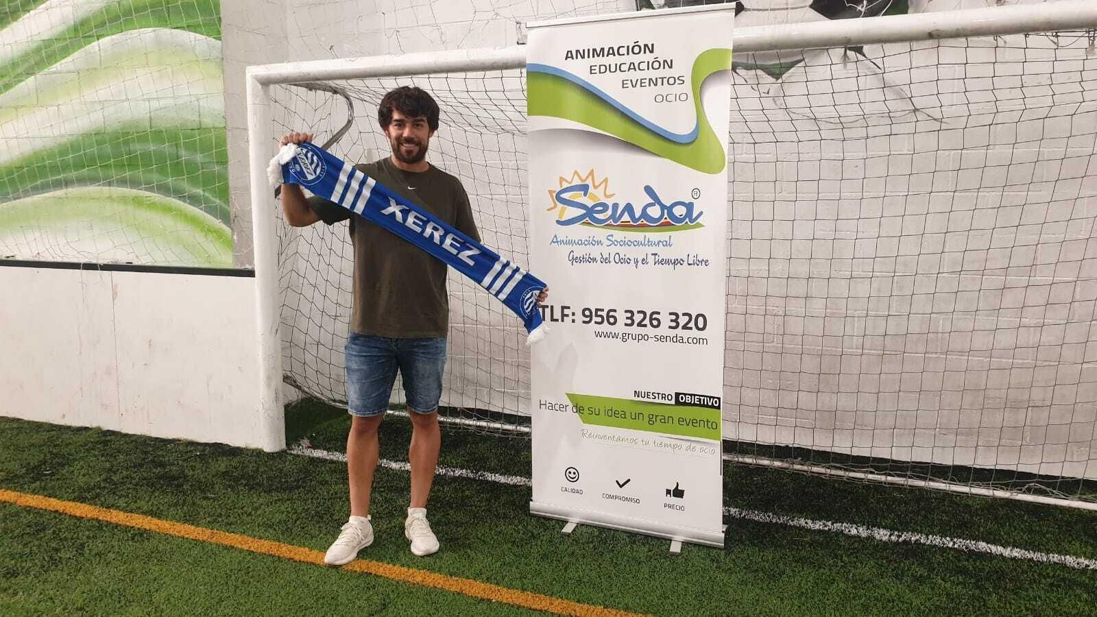 Javi Navas posa en Fun Center con una bufanda del Xerez DFC.