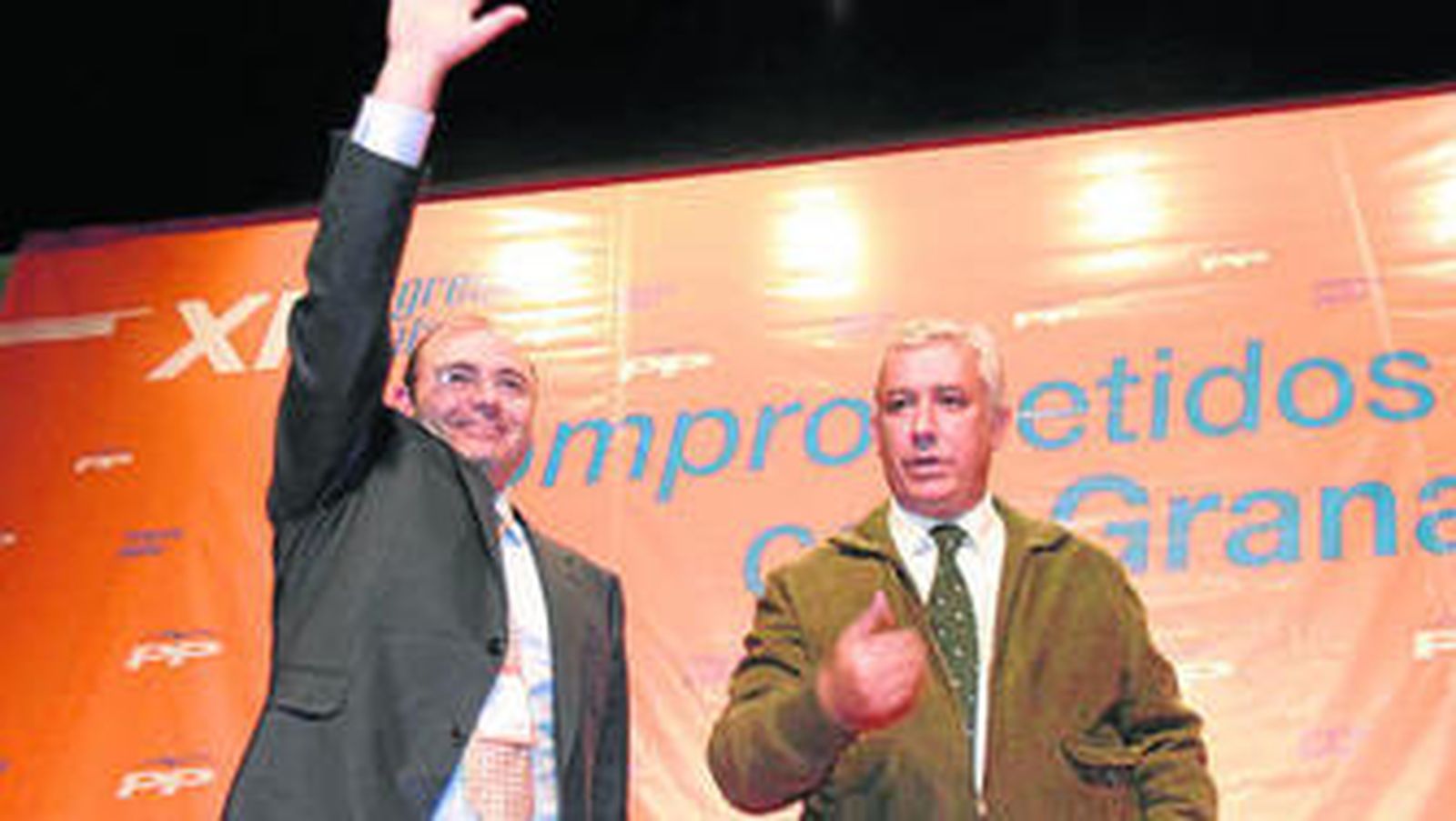Sebastián Pérez (izquierda), junto a Javier Arenas, en campaña electoral.