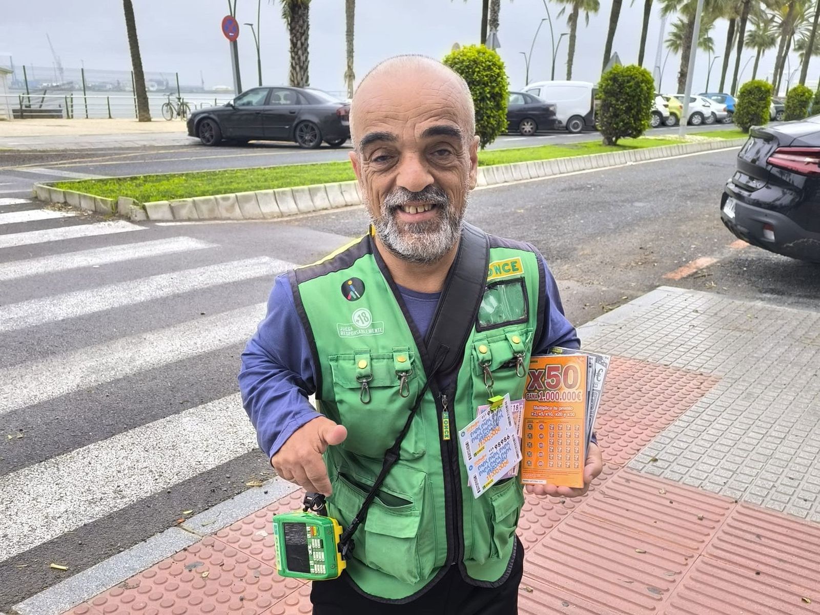 Emilio Ramírez es el vendedor de la ONCE que ha llevado la suerte hasta la barriada de La Paz en Cádiz.