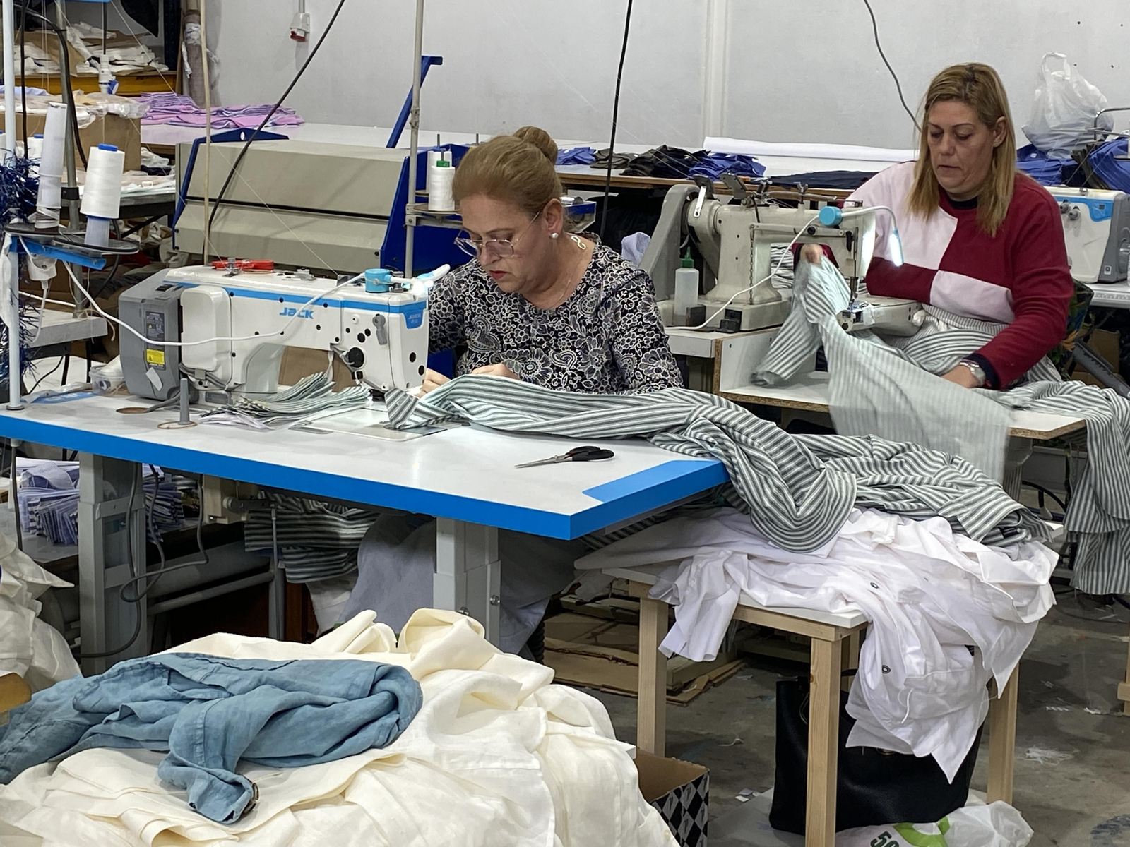 Trabajadoras de la empresa en el taller.