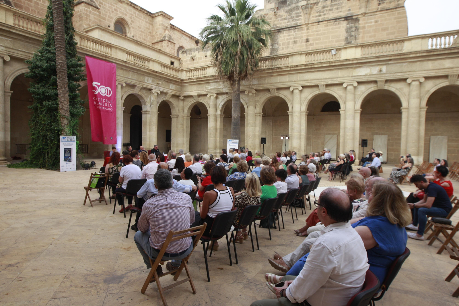 El escritor Jesús Sánchez Adalid, protagonista de Diario de los Libros, en la Catedral de Almería