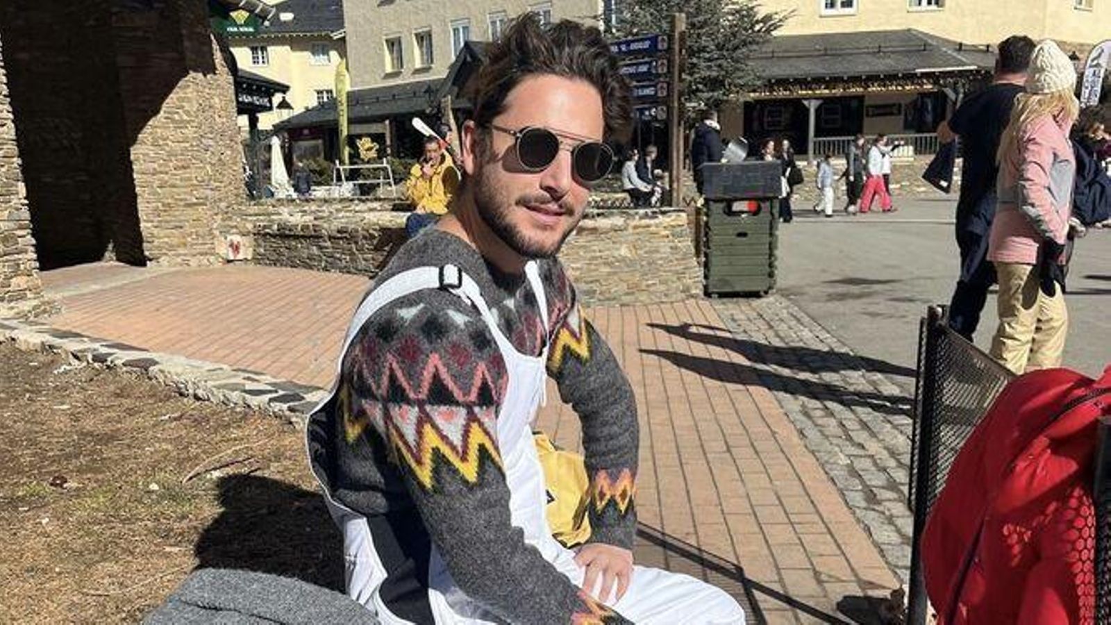 Manuel Carrasco celebra su cumpleaños en Sierra Nevada: tarta, esquís y familia