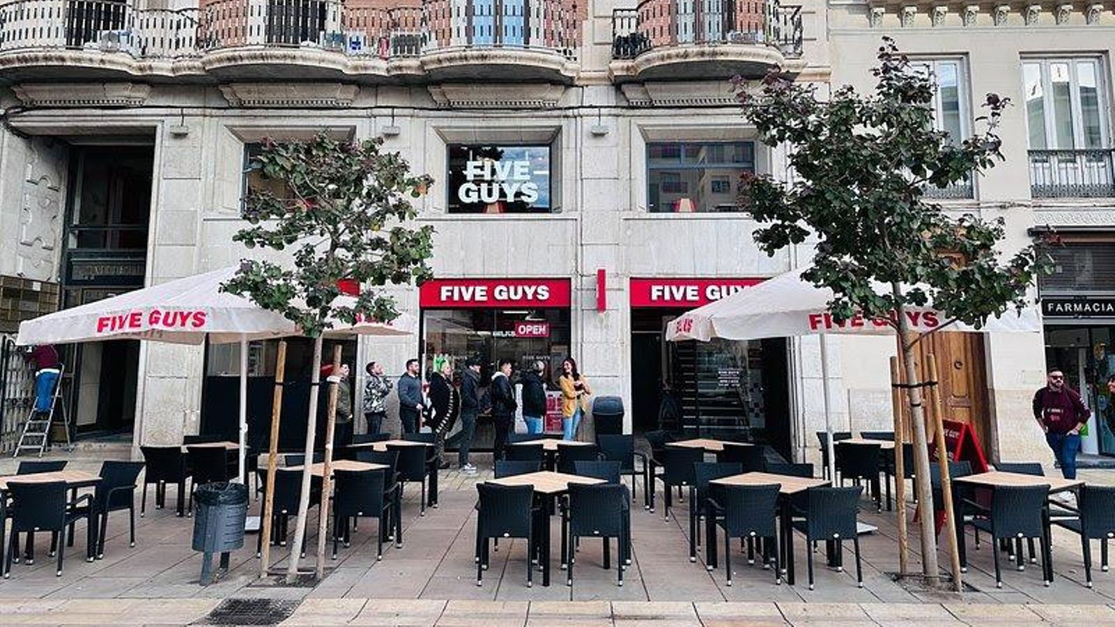La terraza de Five Guys en la Alameda Principal.