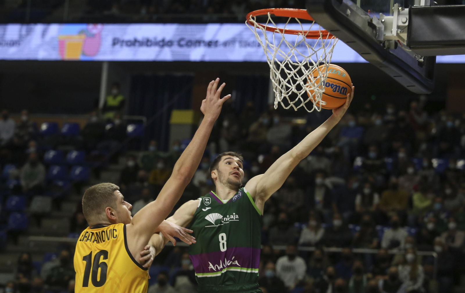 Darío Brizuela entra a canasta en un partido de la BCL en el Carpena.