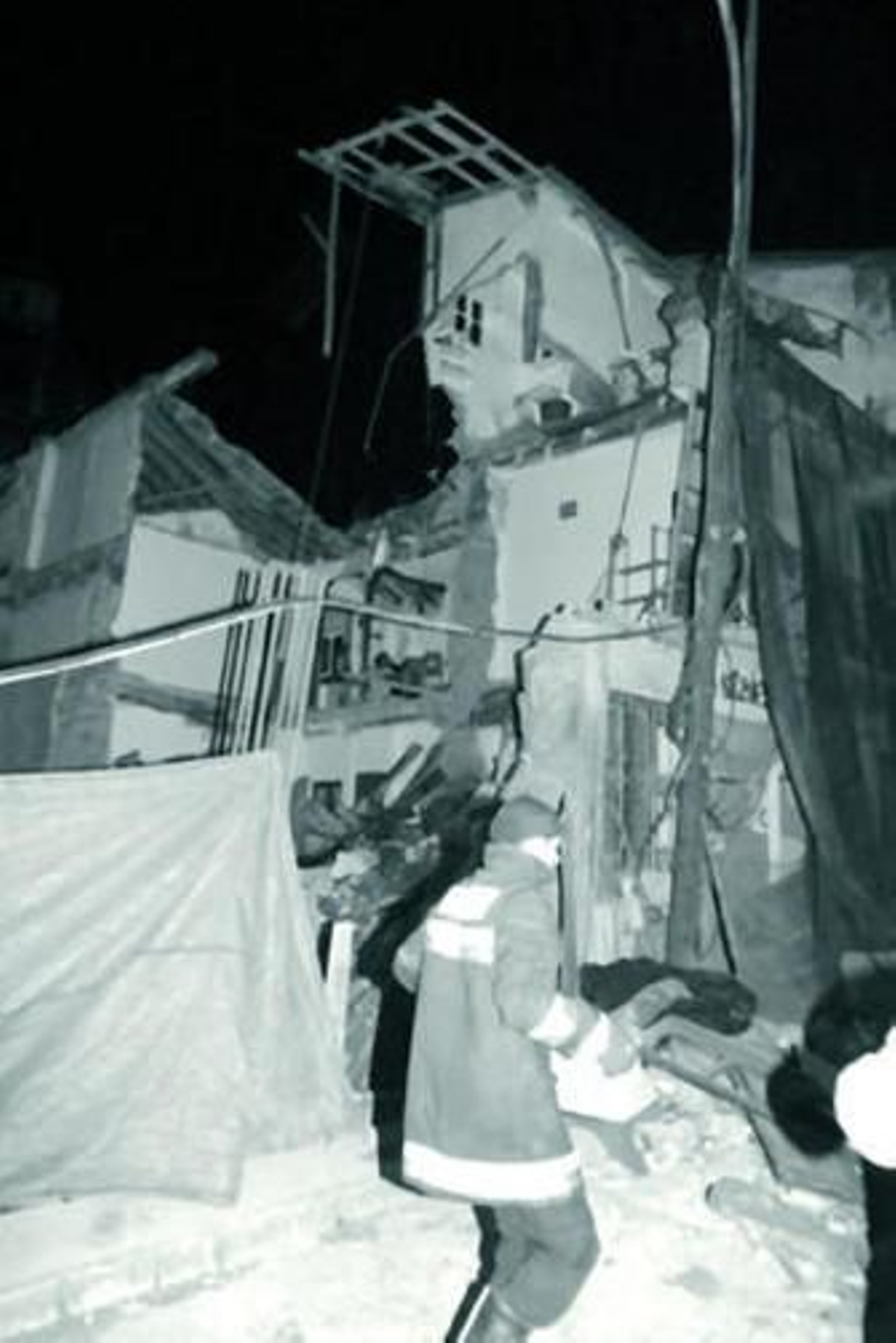 Antes de la llegada de los bomberos y la policía, fueron los propios vecinos los que ayudaron en labores de rescate.