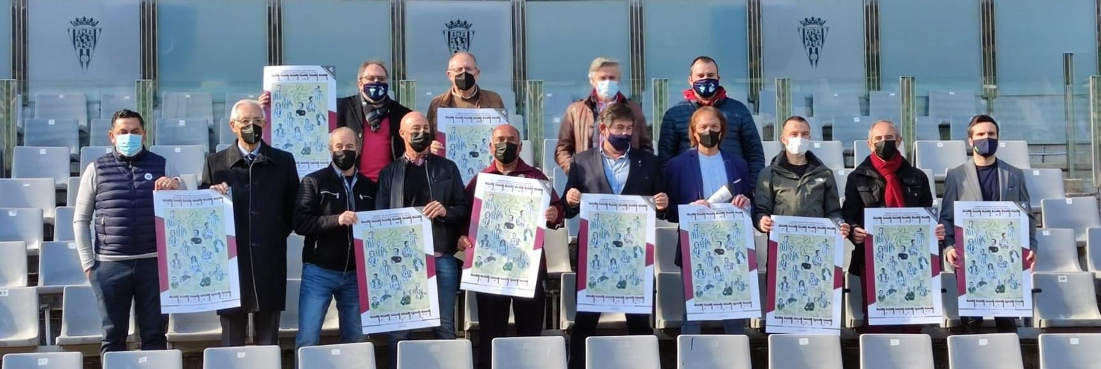 Javier González Calvo y exjugadores del Córdoba, durante la presentación del calendario.