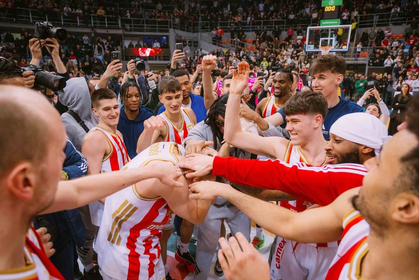 Tyson Carter y Nemanja Nedovic celebran títulos de Copa con Estrella Roja y Mónaco