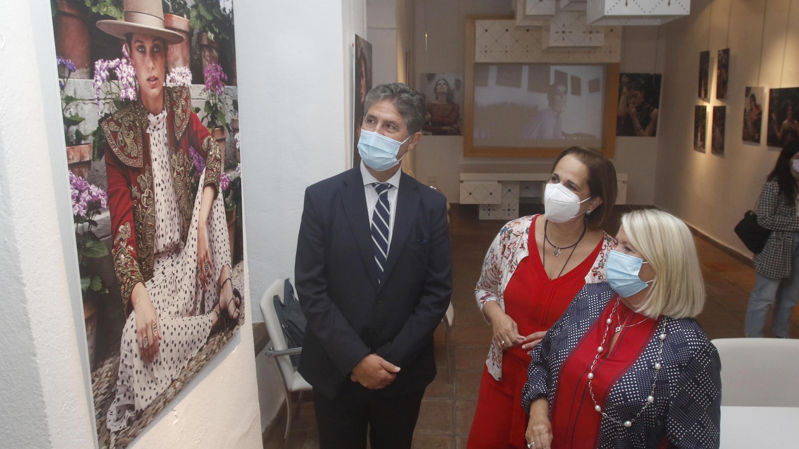 Autoridades en la inauguración de la exposición fotográfica de joyería cordobesa.