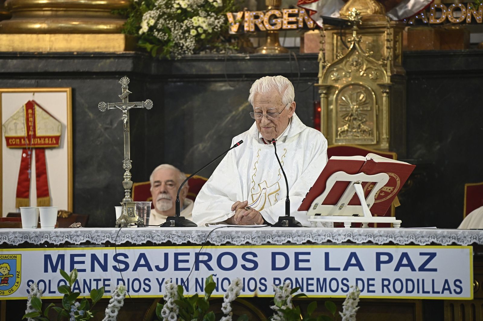 El Padre Ángel ha oficiado la ceremonia.