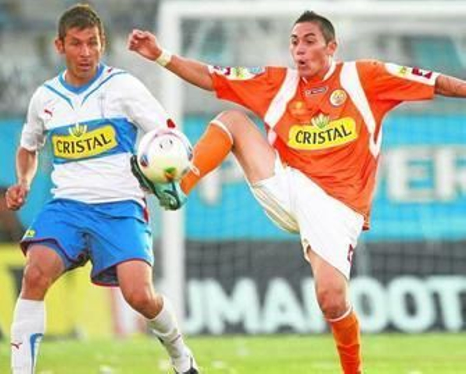 Jean Paul Pineda, durante su etapa en el Cobresal, trata de controlar un balón en presencia de un jugador de Universidad Católica.