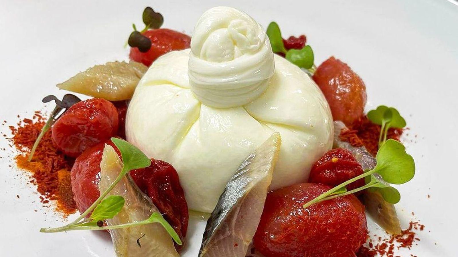 Burrata, sardina ahumada y tomate en texturas, en La Villa