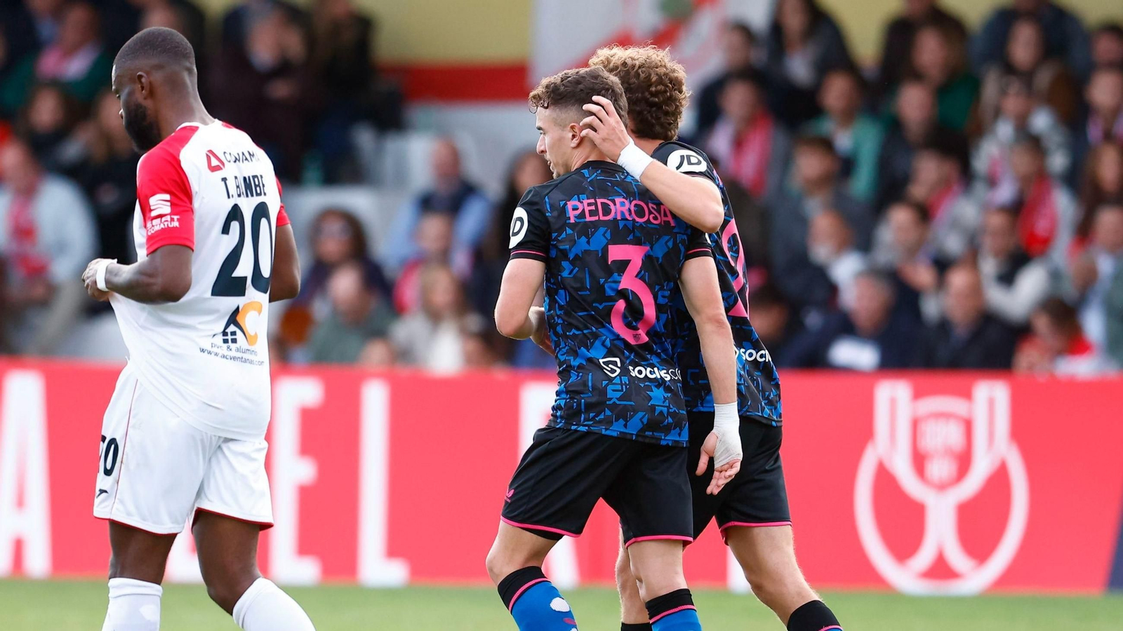 Adria Pedrosa celebra junto a Manu Bueno anotar al CD Quintanar de la Orden en la segunda ronda de la Copa del Rey de la temporada 2023-24.