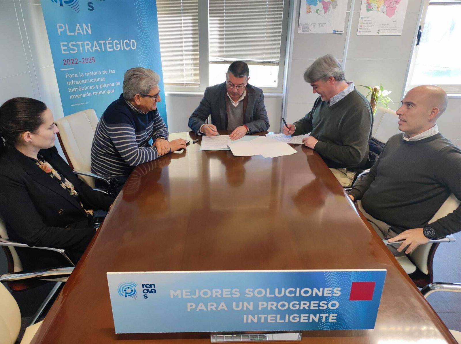 Firma del contrato con Ullastres.