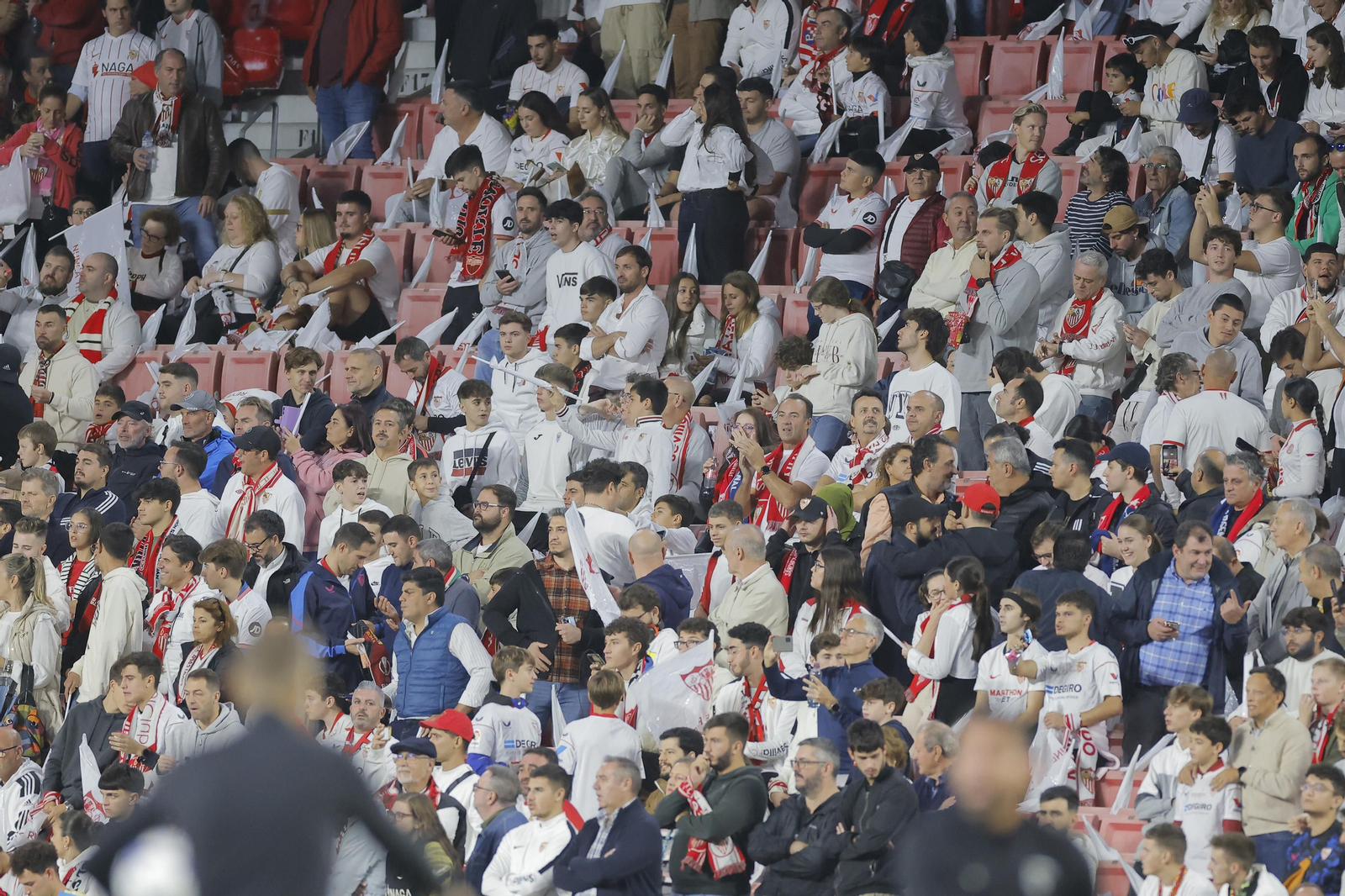 Búscate en las fotos del Sevilla-Arsenal