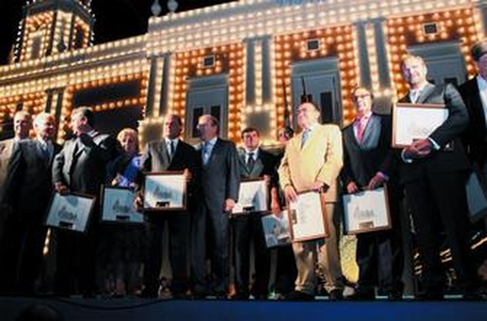 Los representantes de la vida social, económica y cultural posaron ante la portada encendida.