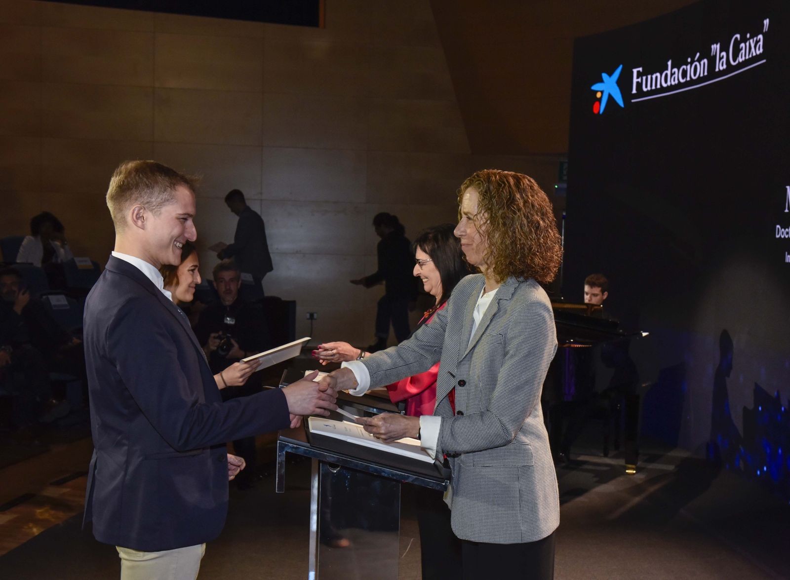 Cayetano Galera recibe la beca de la Fundación "la Caixa"