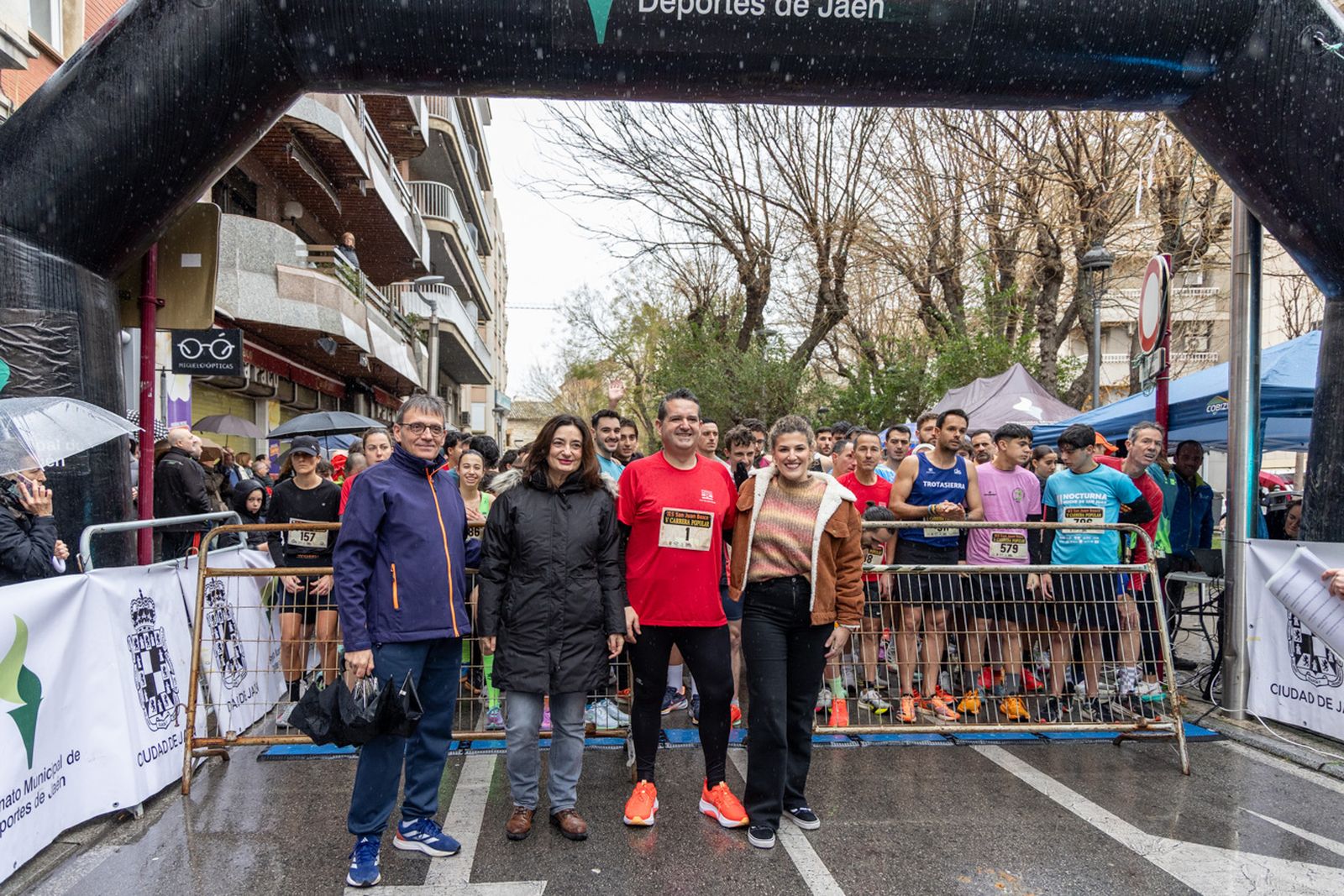 En imágenes: la lluvia no frena a más de un millar de corredores en la V Carrera Popular del IES San Juan Bosco (1)