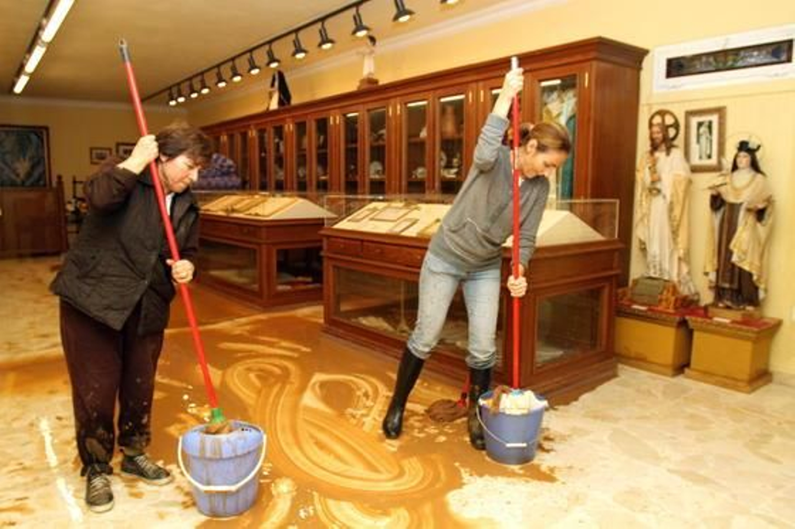 Málaga limpia el barro dejado por la tromba de agua del sábado